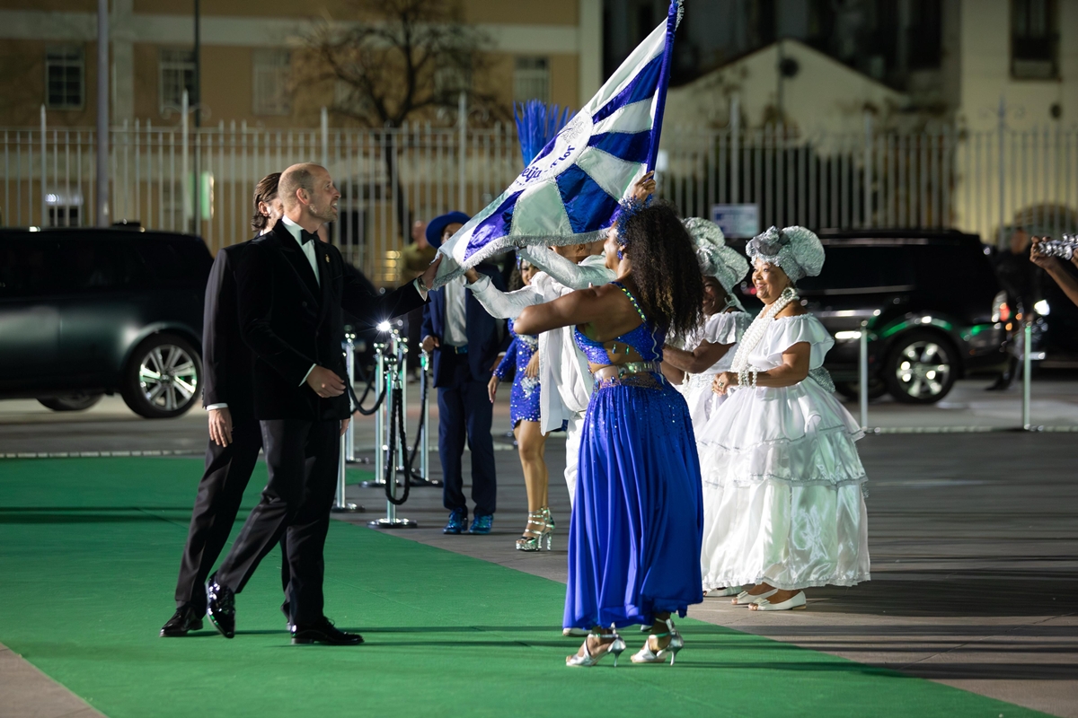 Príncipe William dá beijo na bandeira da escola de samba Beija-Flor