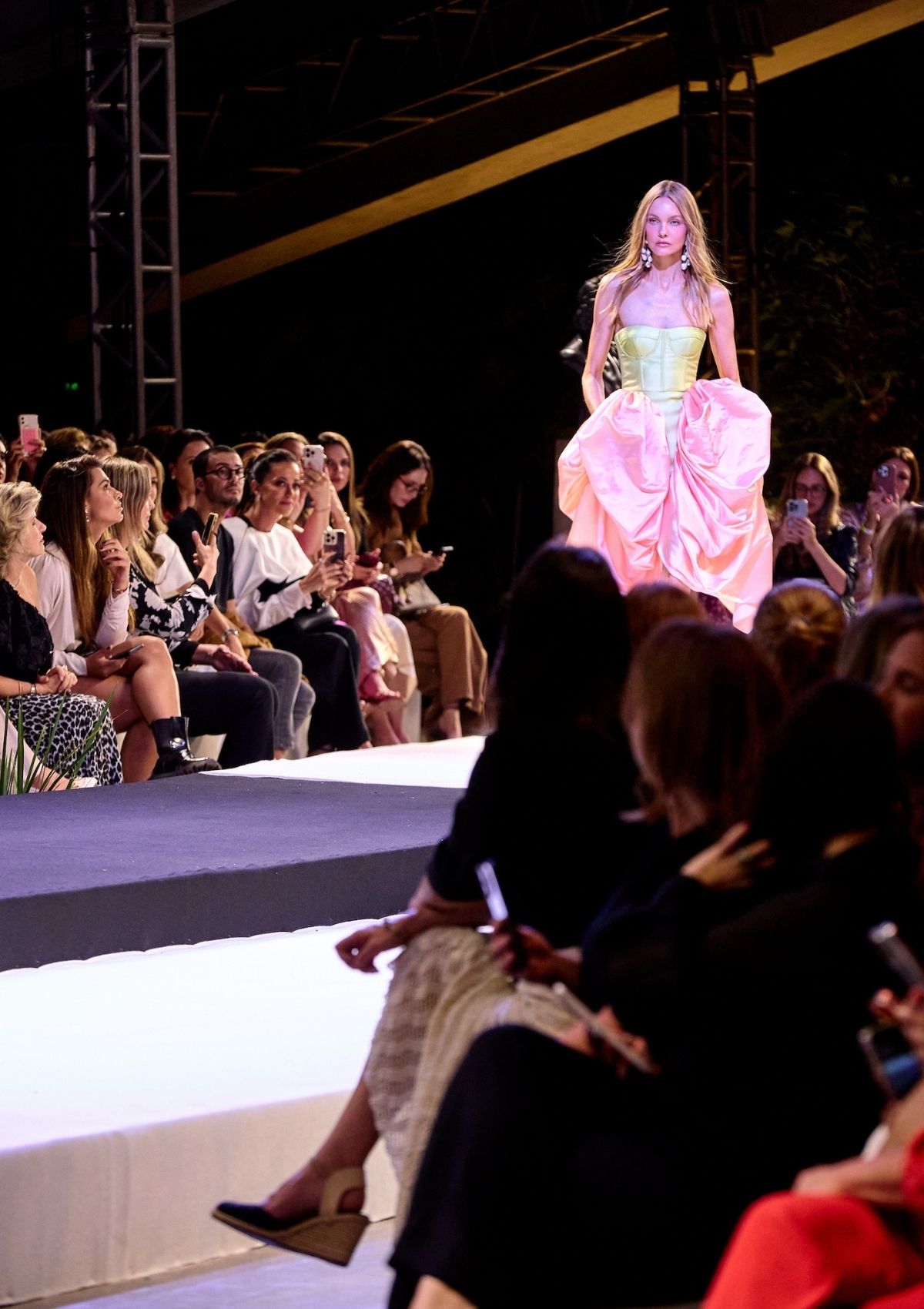 foto com cor. metrópoles catwalk - metrópoles