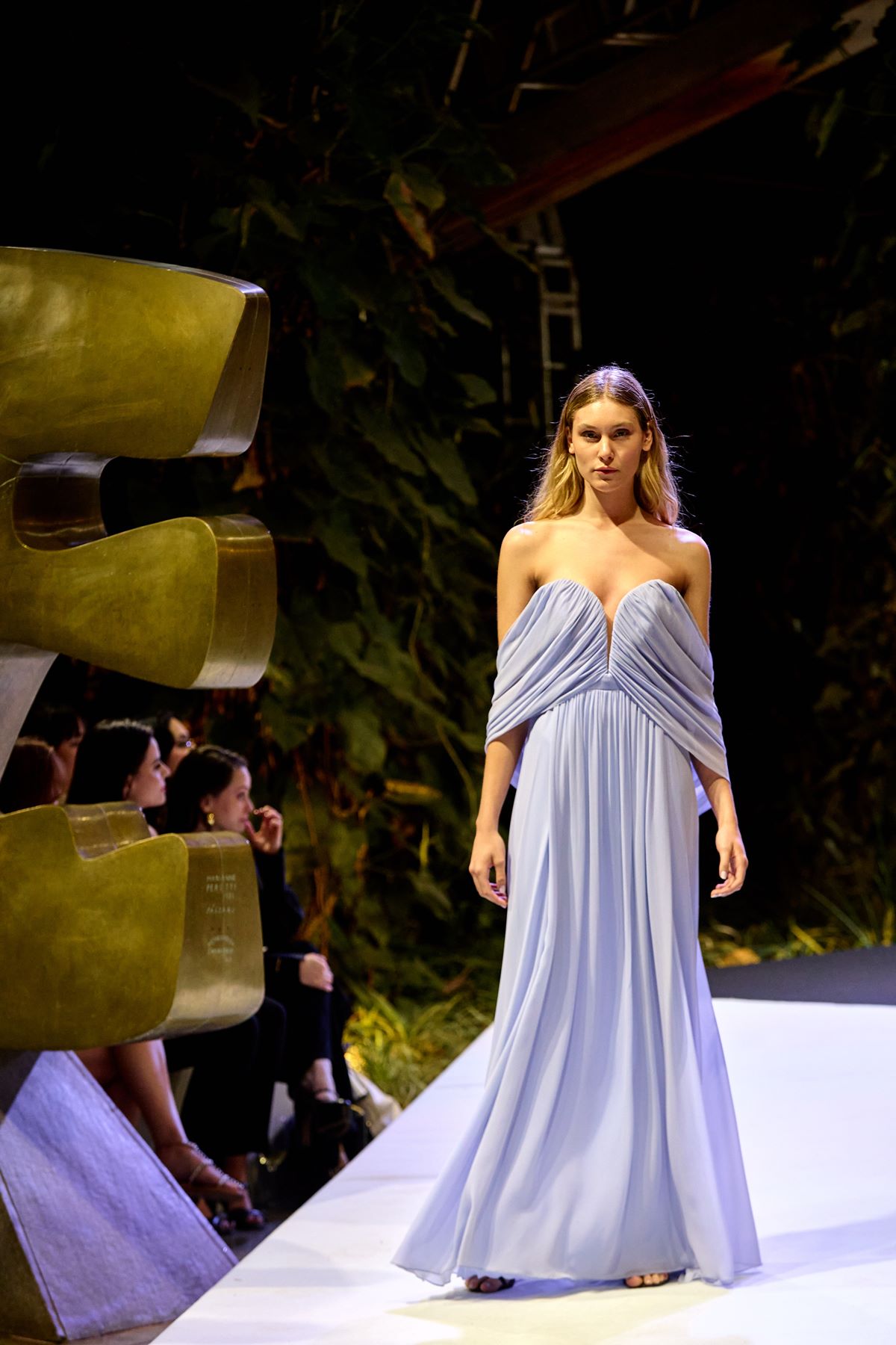 Imagem colorida de modelo desfilando