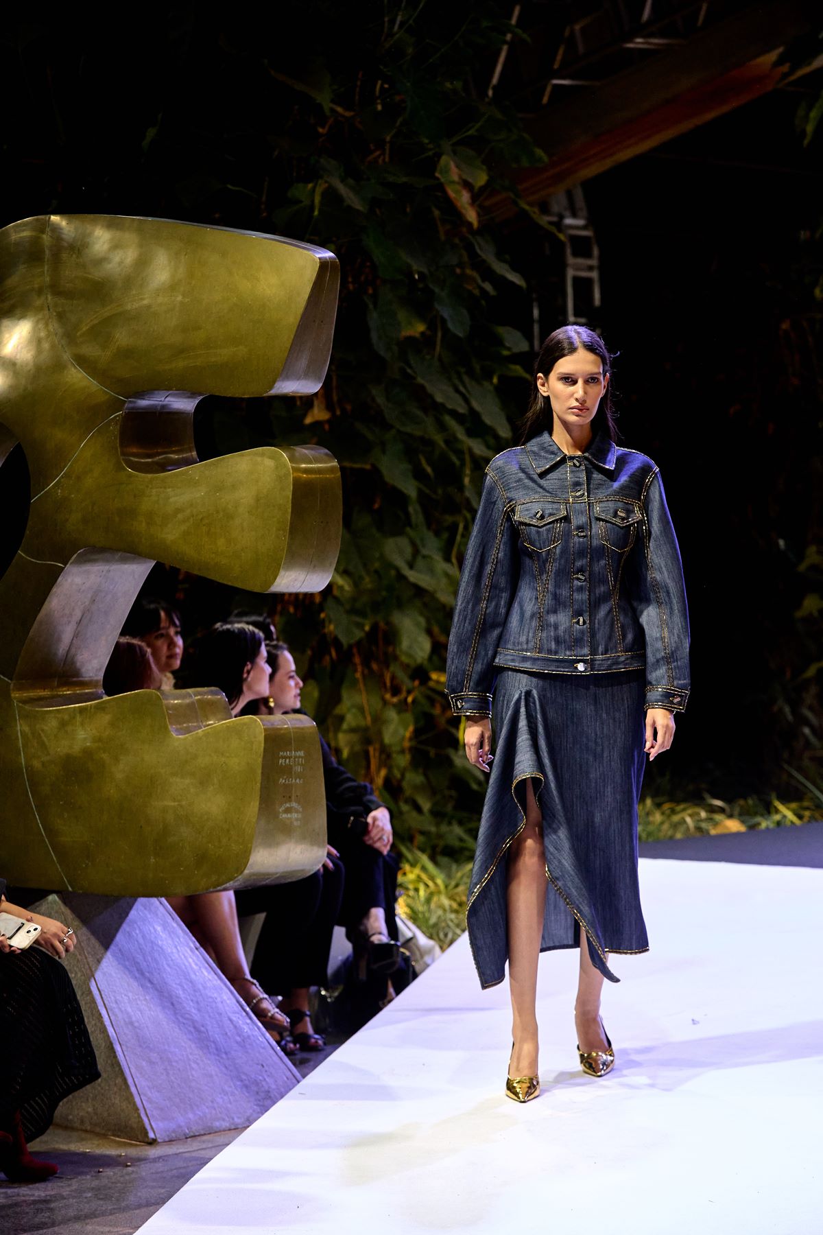 Imagem colorida de modelo desfilando