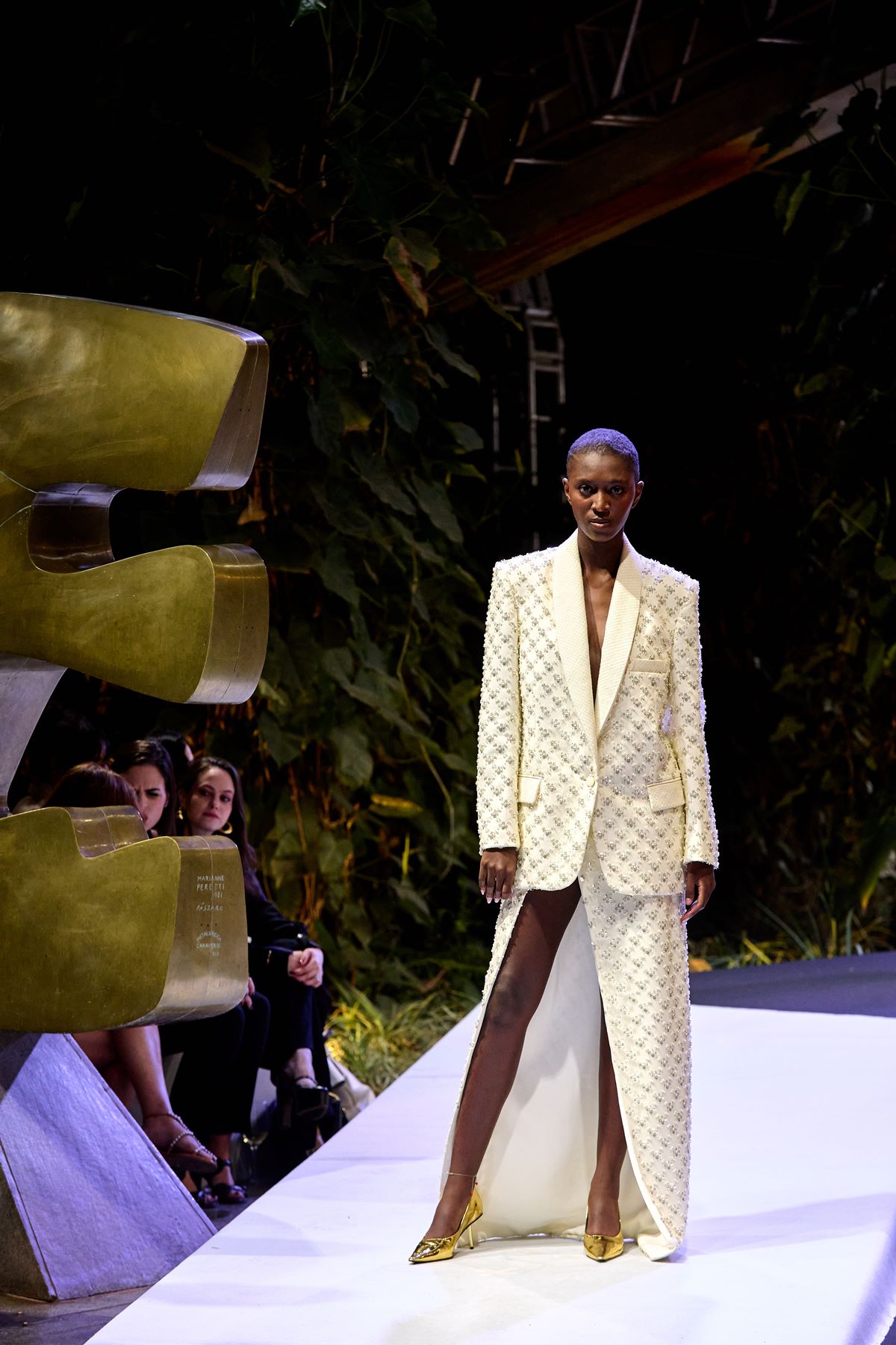 Imagem colorida de modelo desfilando