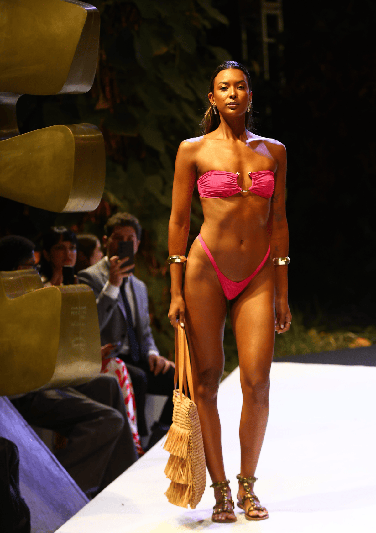 foto com cor. desfile metrópoles catwalk - metrópoles