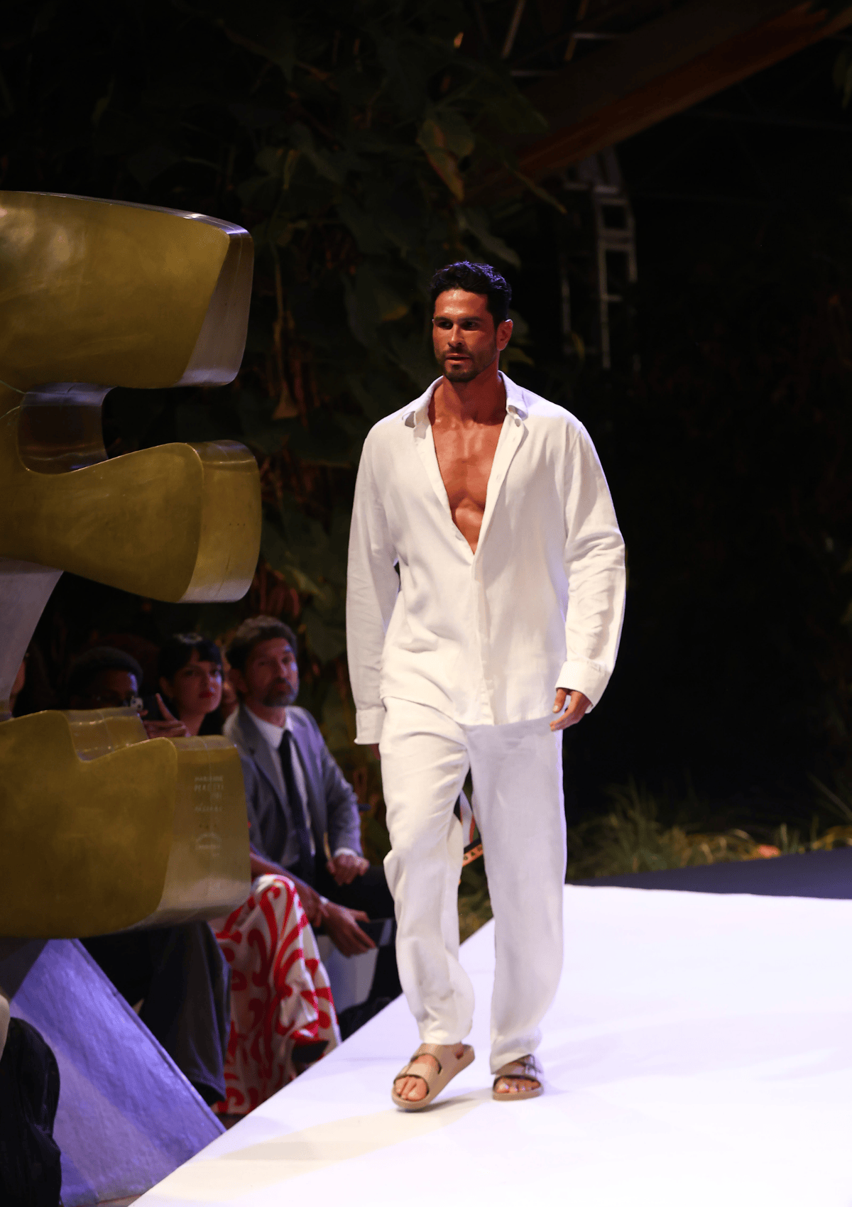 foto com cor. desfile metrópoles catwalk - metrópoles