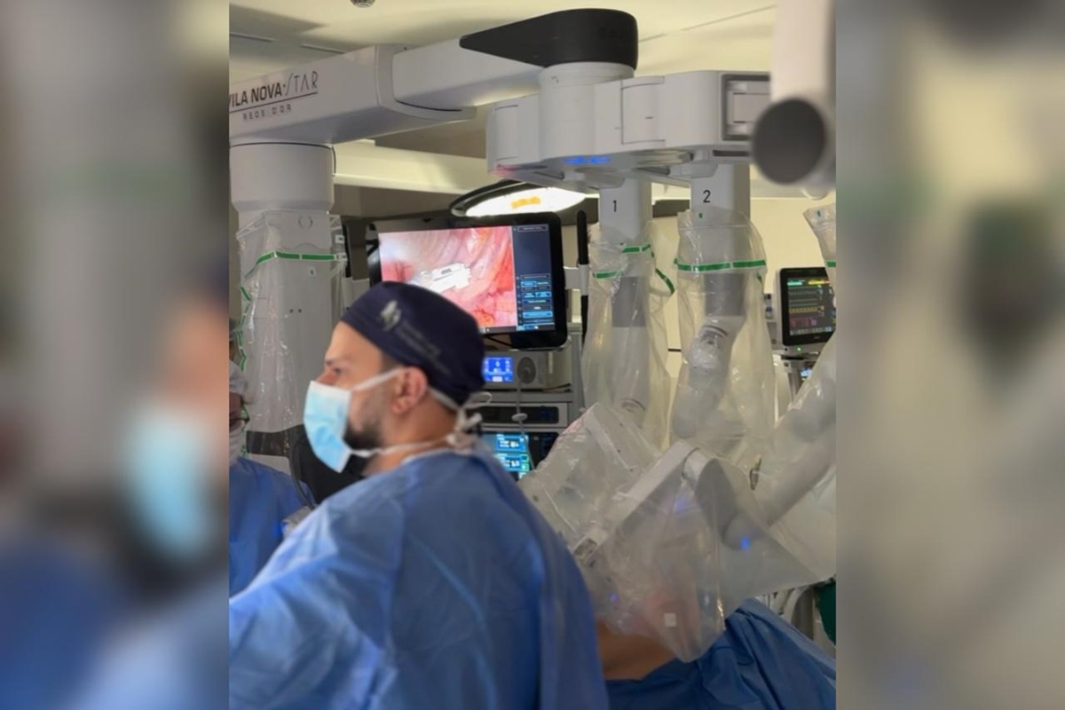 Foto mostra procedimento com Cirurgia robótica para tratar caso raro de endometriose no coração. Metrópoles