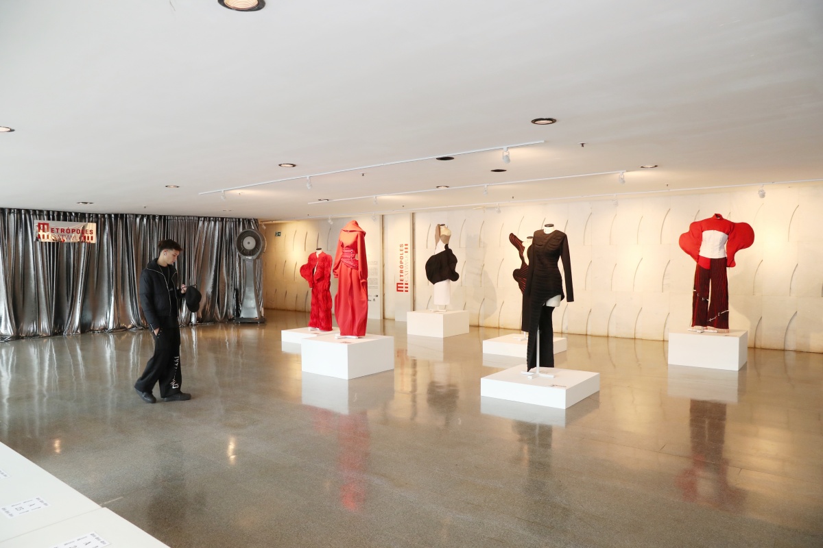 Júlia Theóphilo expõe coleção Redefinindo Curvas no Metrópoles Catwalk