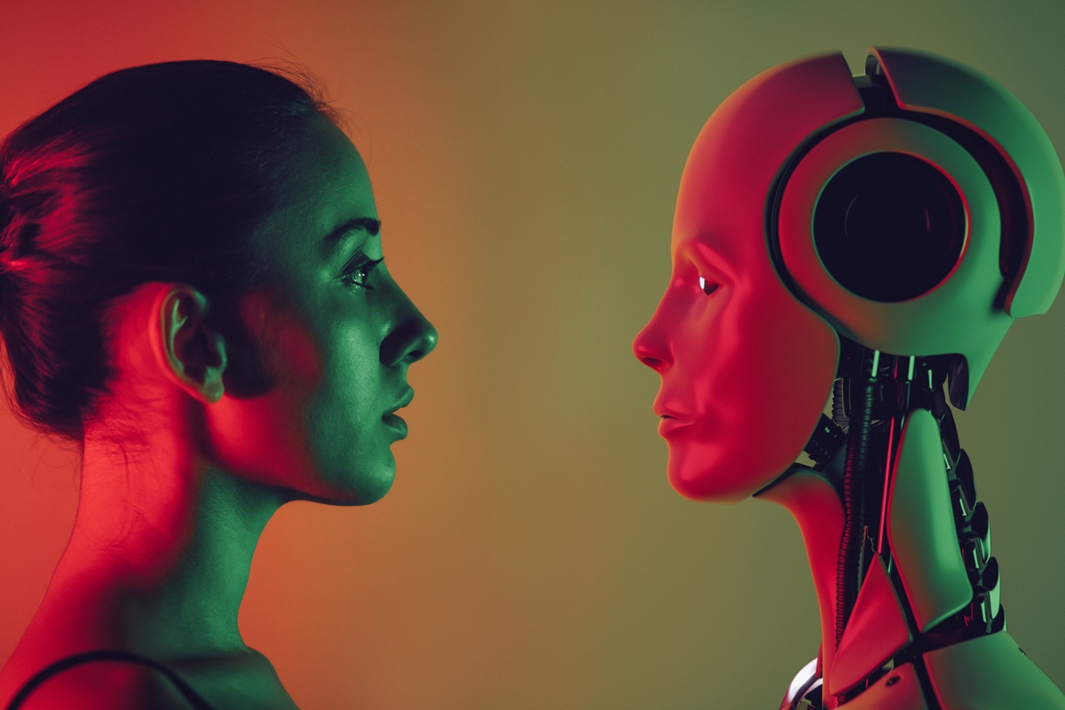 Imagem mostra uma mulher encarando de frente um robô. Fundo iluminado com luz vermelha e amarela. Representação de IA - Metrópoles.