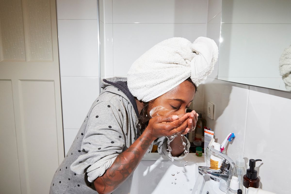 Lavar o rosto com sabonete em barra ou líquido? Veja a melhor opção