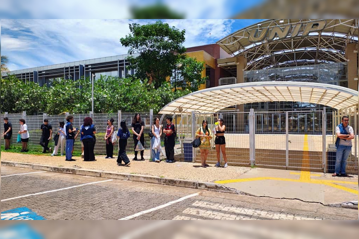 Estudantes começam a lotar escolas do DF para as provas do Enem