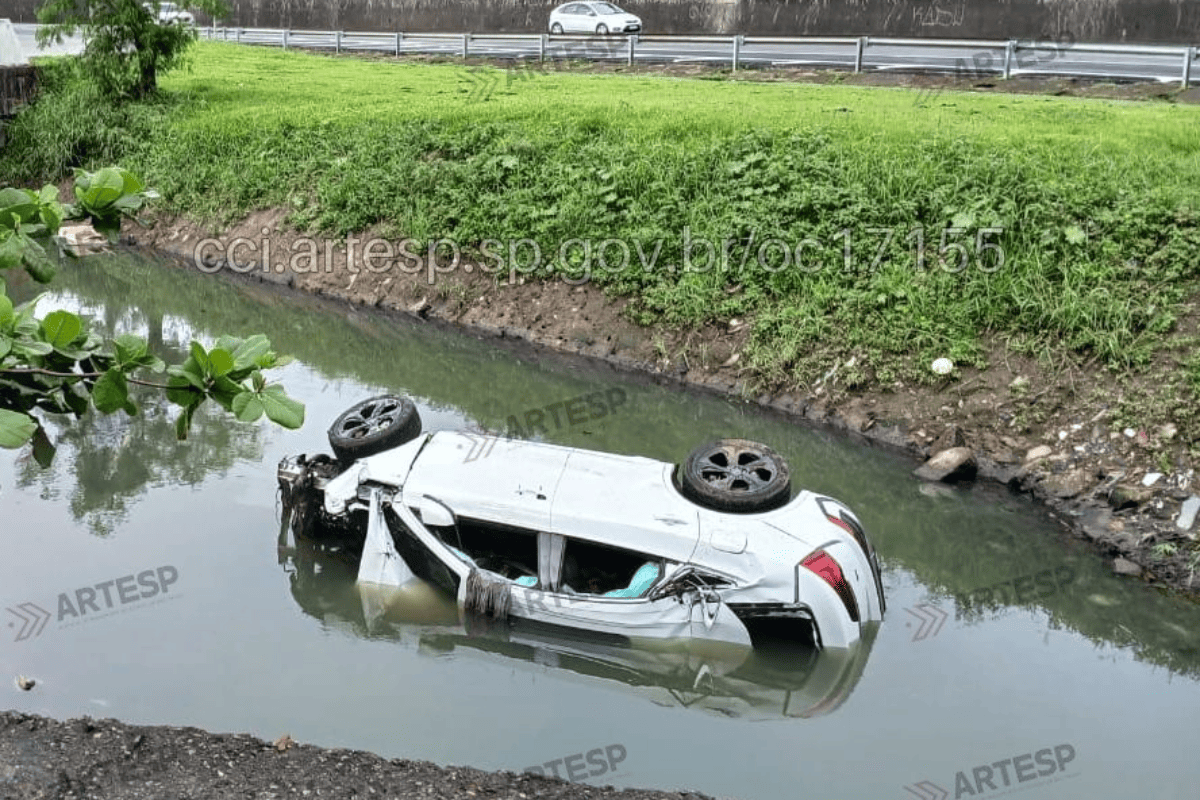 Audi bate em árvore, cai em córrego e deixa 3 mortos no litoral de SP