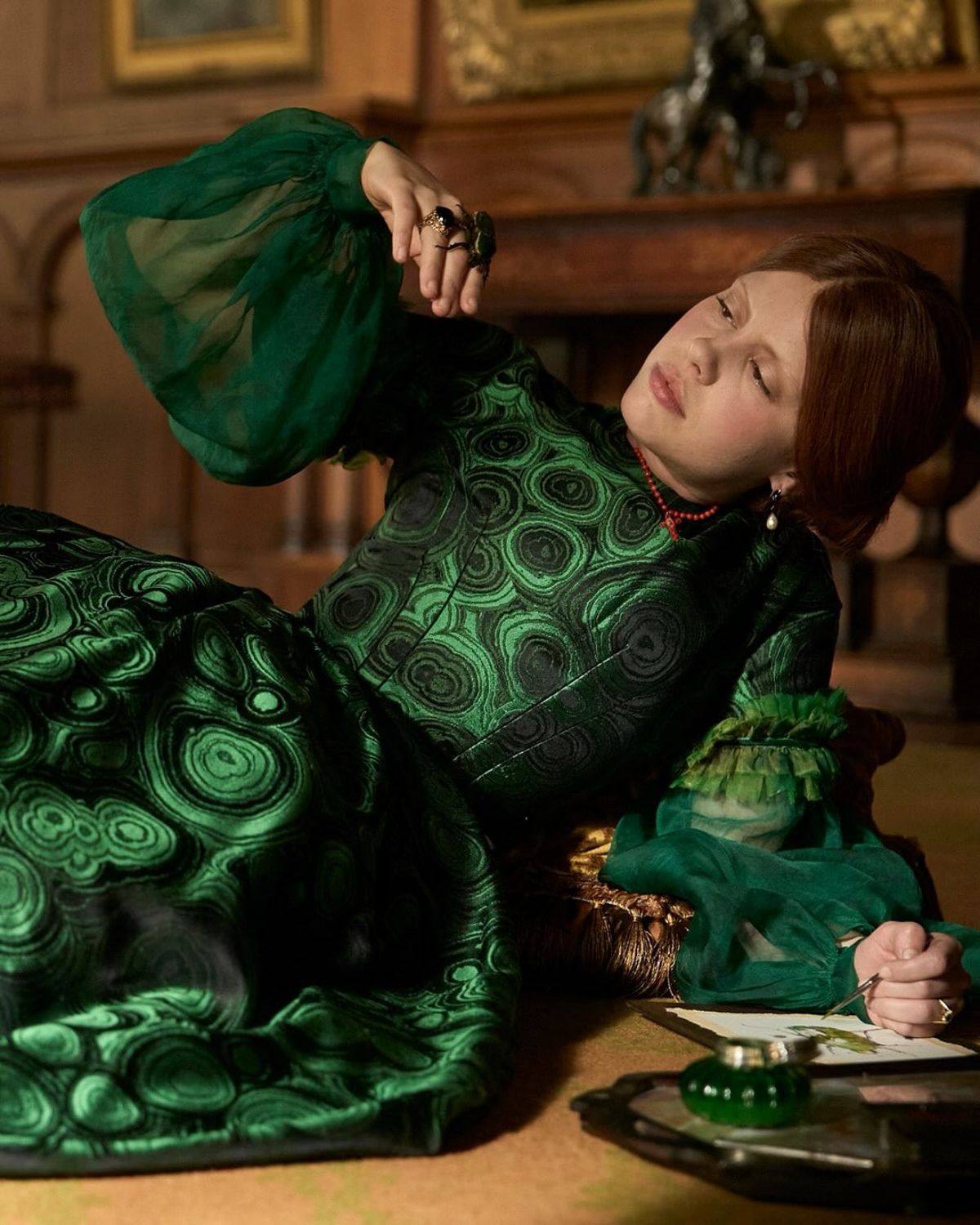 foto com cor. mia goth em frankenstein - metrópoles