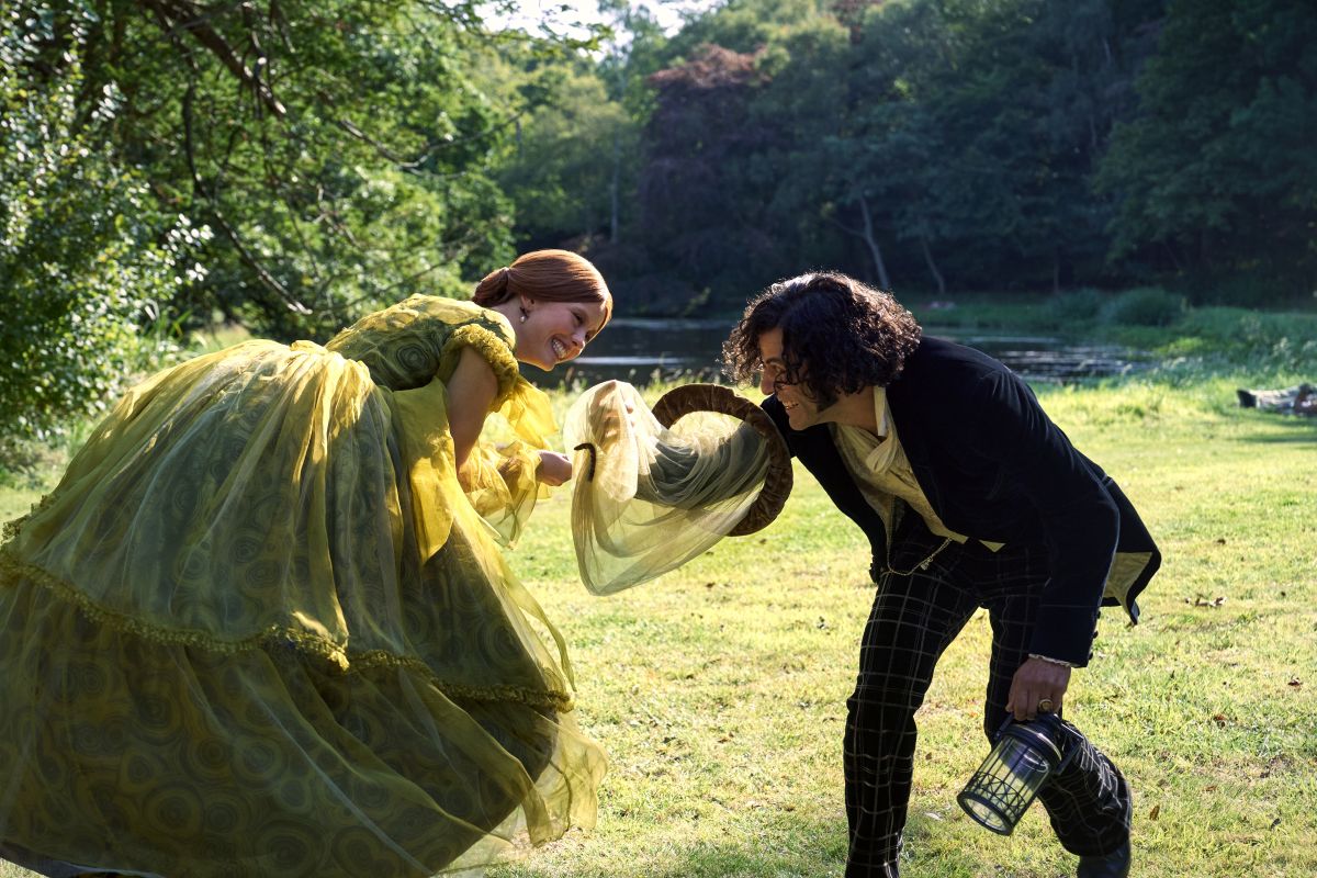 foto com cor. mia goth em frankenstein - metrópoles