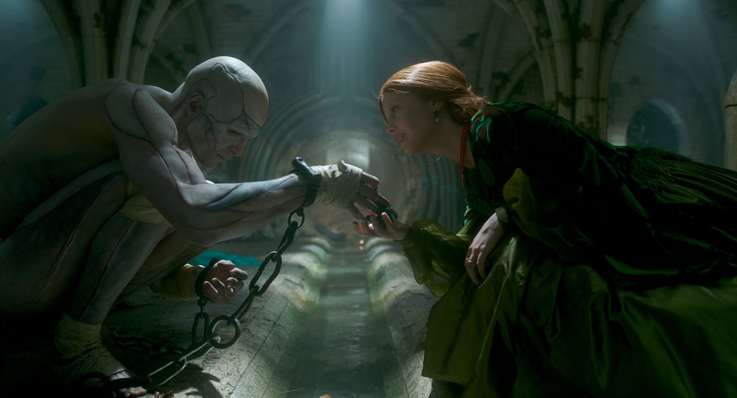 foto com cor. mia goth em frankenstein - metrópoles