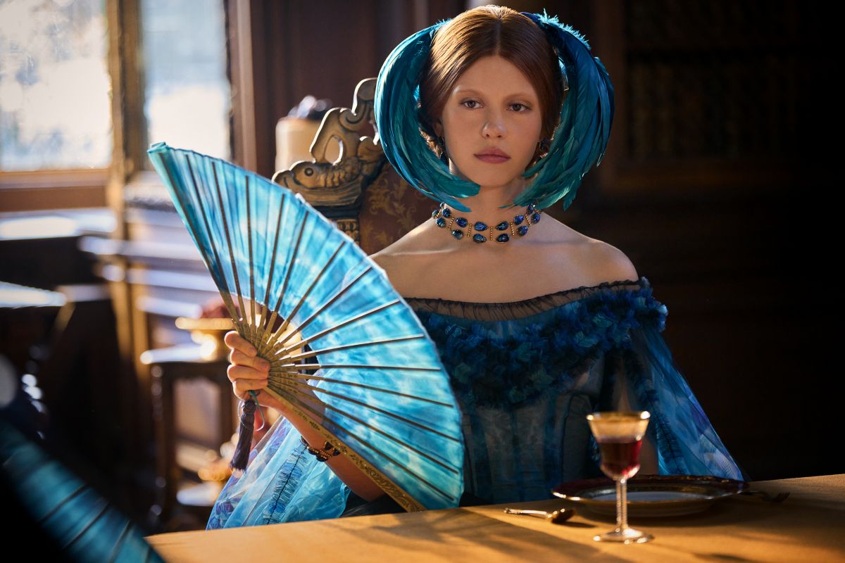 foto com cor. mia goth em frankenstein - metrópoles