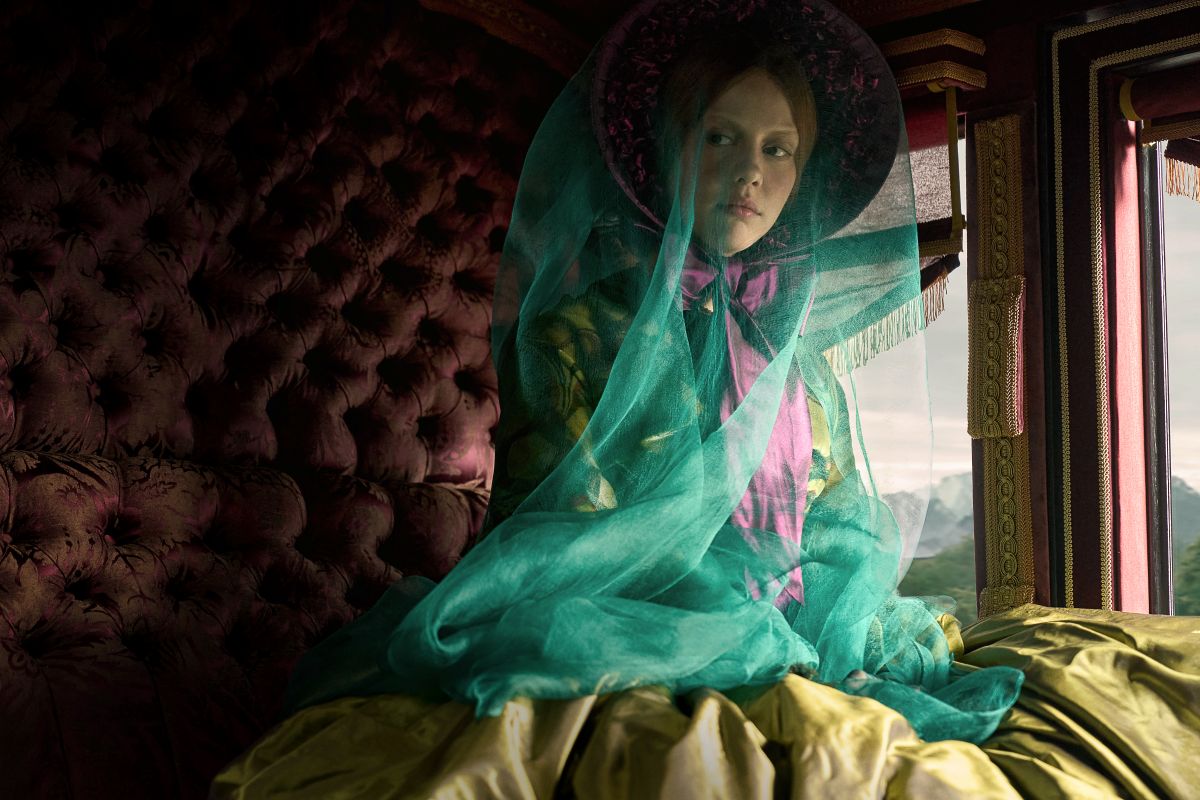 foto com cor. mia goth em frankenstein - metrópoles