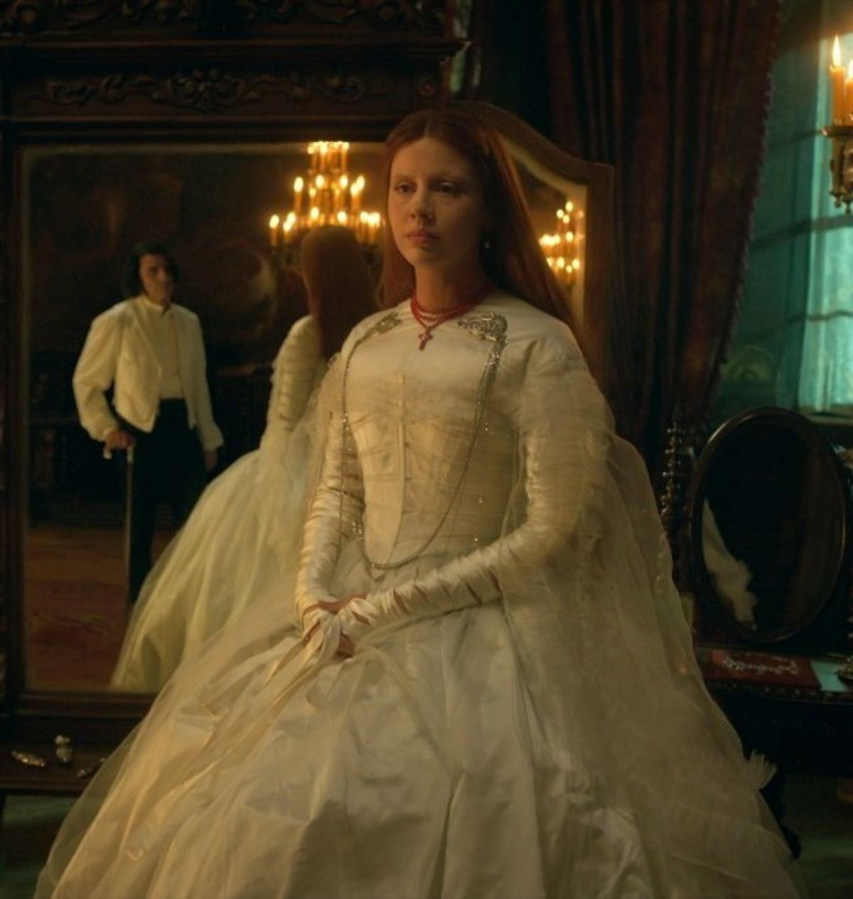 foto com cor. mia goth em frankenstein - metrópoles