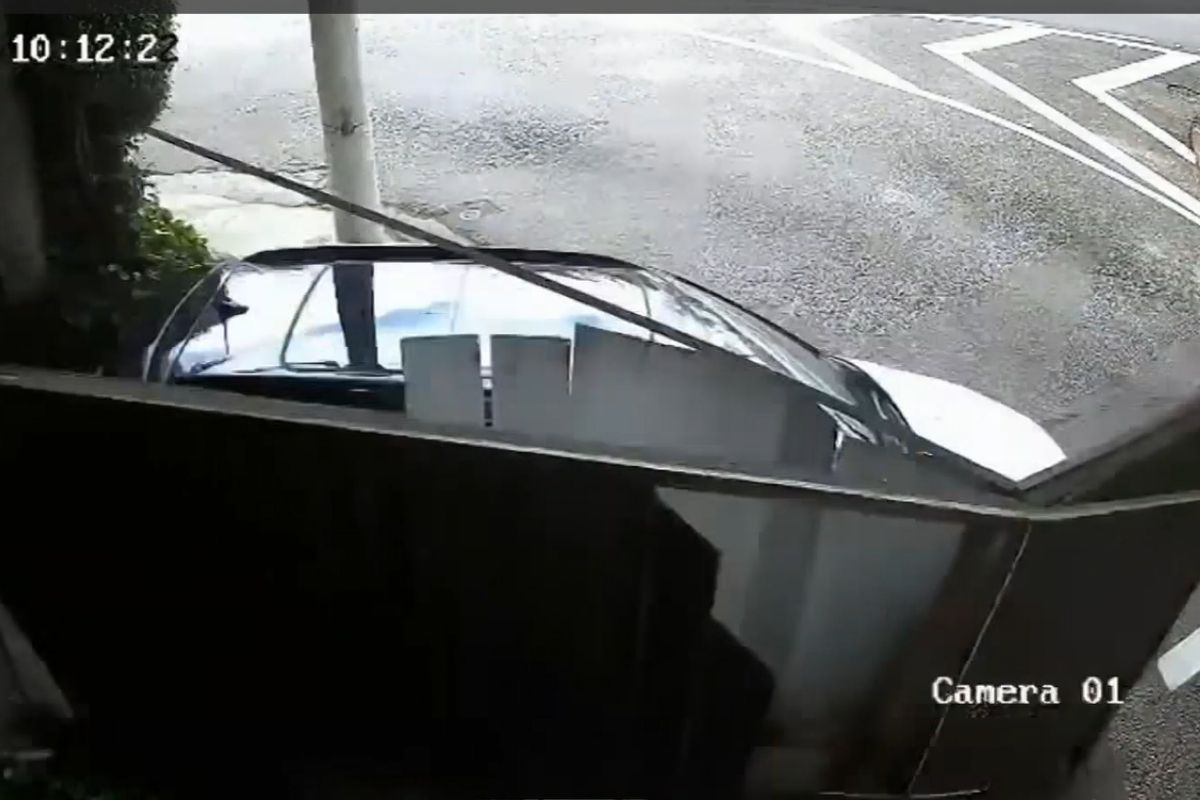 Fuga de motel: mulher arromba portão e avança contra policial em SP