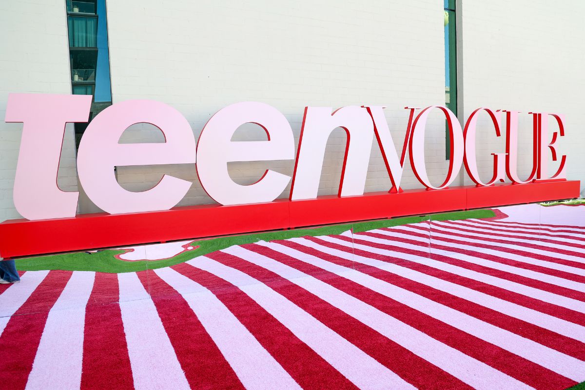Imagem colorida de logo da Teen Vogue
