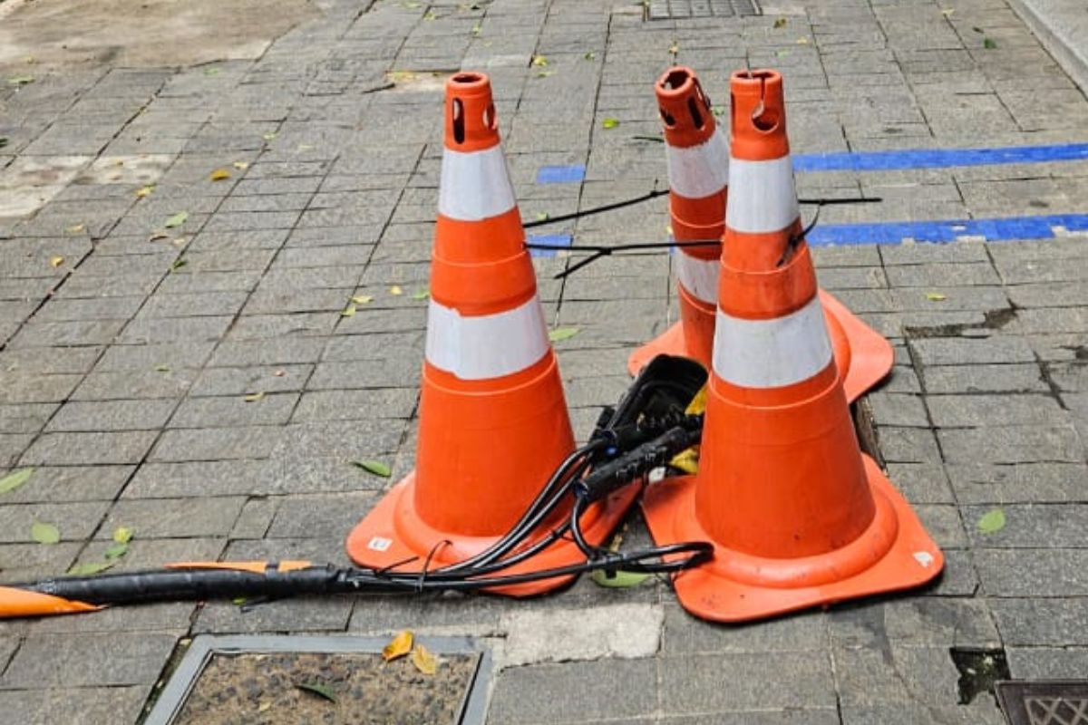 Obra da Enel bloqueia calçada e causa transtornos na Santa Cecília