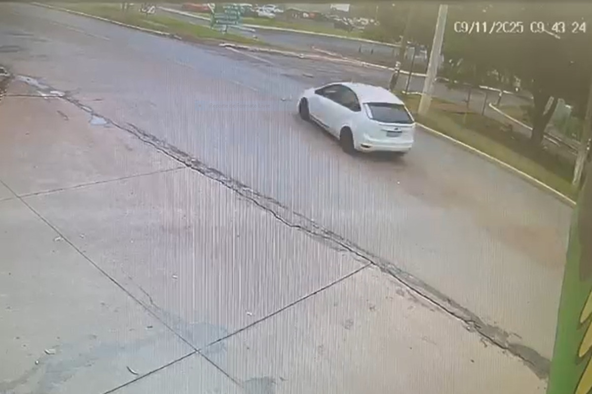 Novas imagens mostram carro derrapando e arrebentando poste no DF