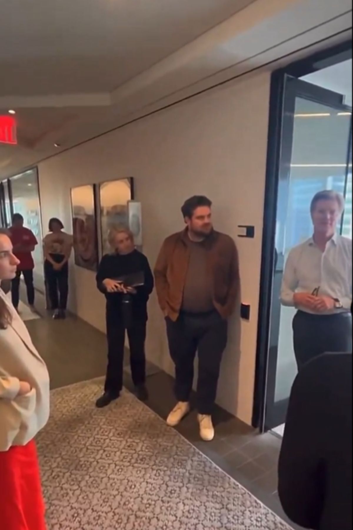 Imagem colorida de pessoas na frente de um RH