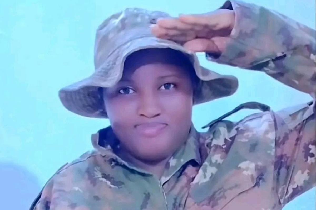 Influenciadora é assassinada em praça pública por grupo terrorista