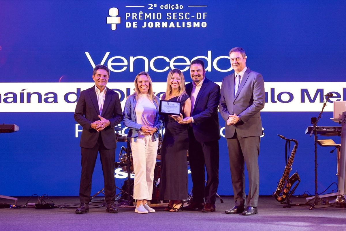 Jornalistas Janaina Oliveira e Paulo Melo recebendo prêmio do Secs -DF com o vice-governadora Celina Leão