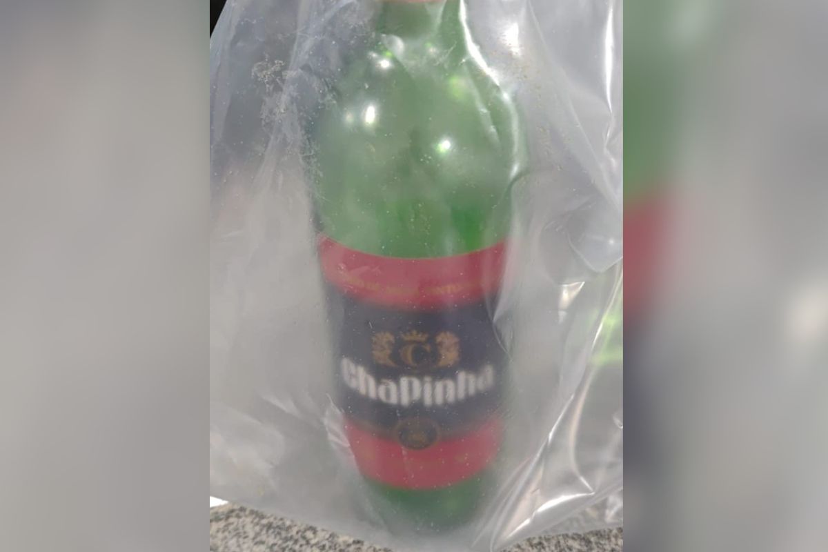 Bebida envenenada: mulher passa mal após beber vinho com soda cáustica