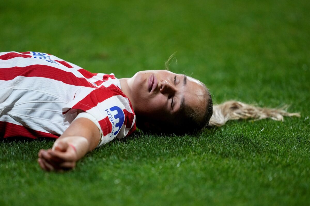 Zagueira cai desacordada e tem trauma cerebral em jogo da Champions