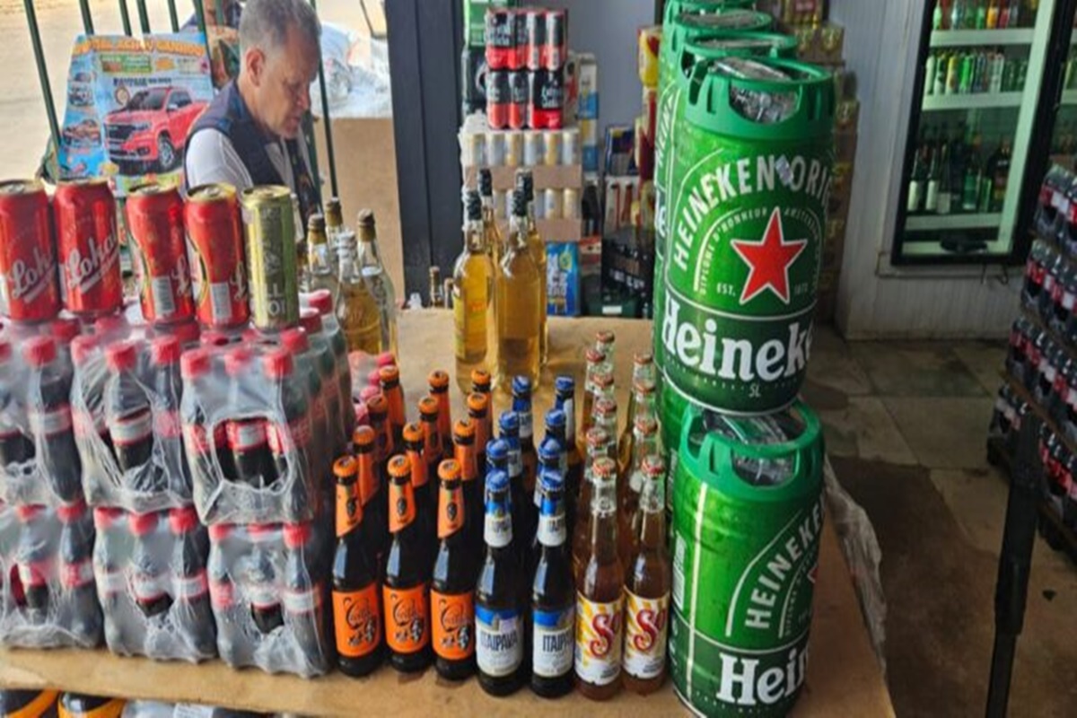 Mais de 800 litros de bebidas são apreendidos e descartados no Entorno