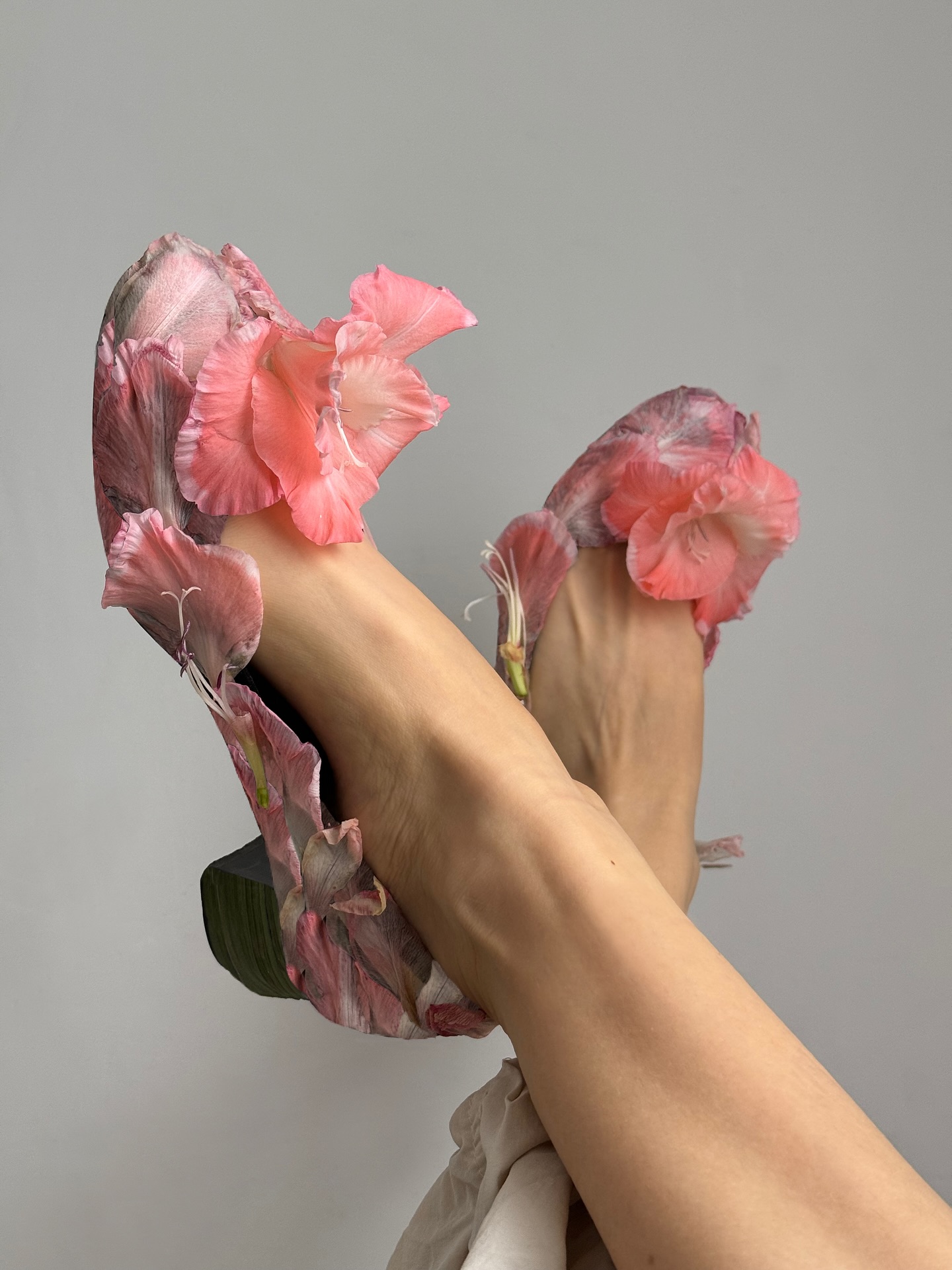 Artista russa cria roupas com elementos da natureza e viraliza Katerina Shukshina - metrópoles