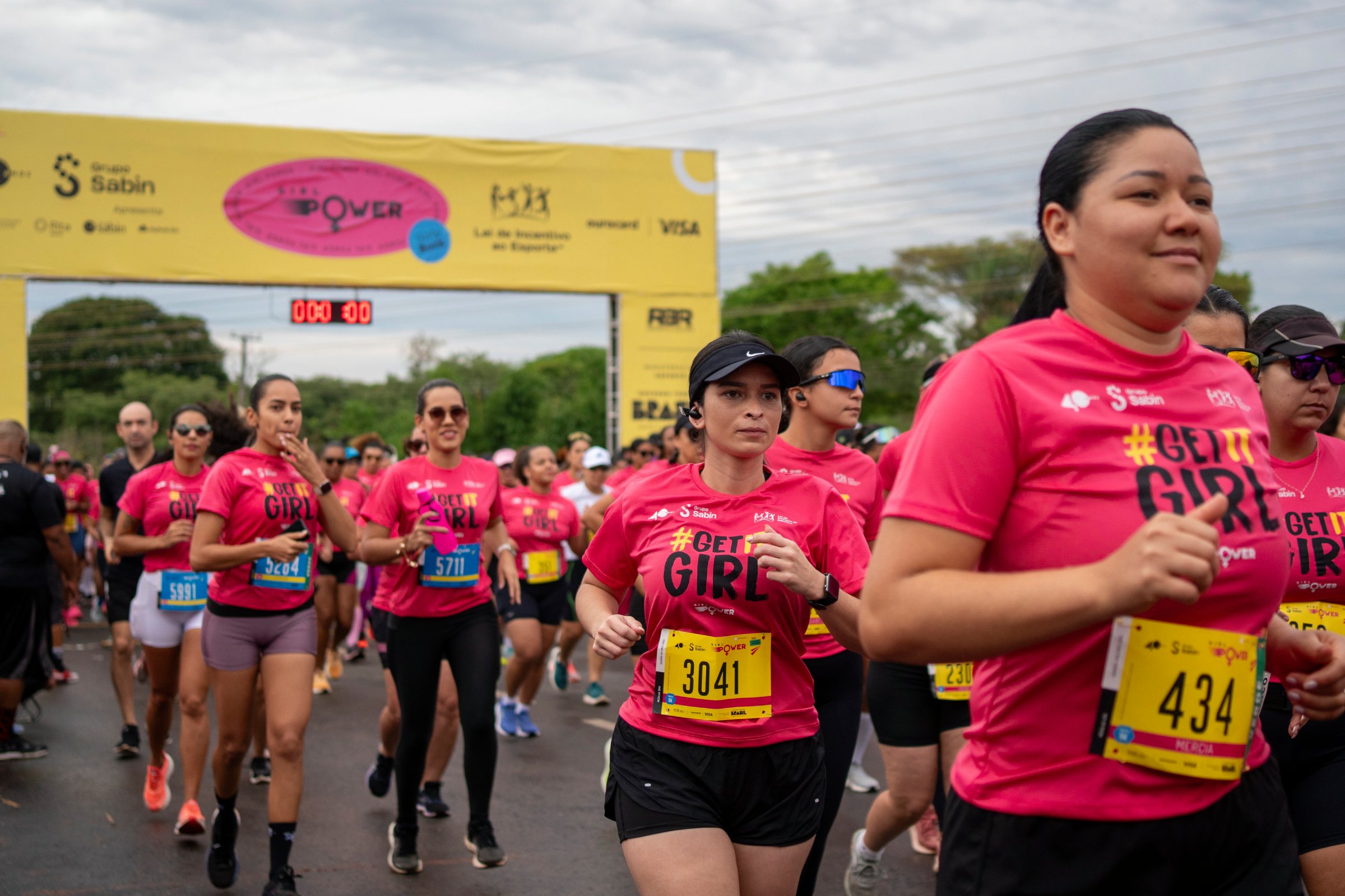 Fotografia colorida de mulheres em corrida