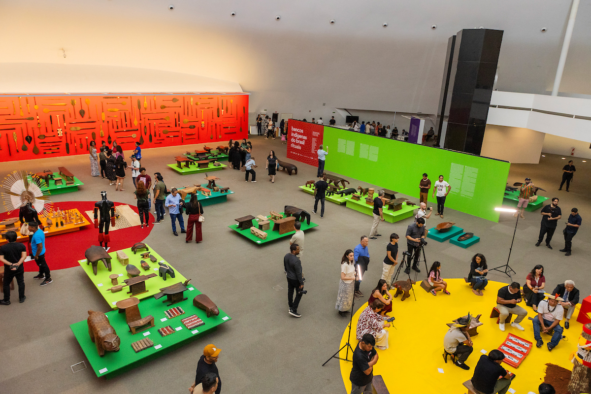 Exposição de coleção de bancos indígenas celebra ancestralidade no DF