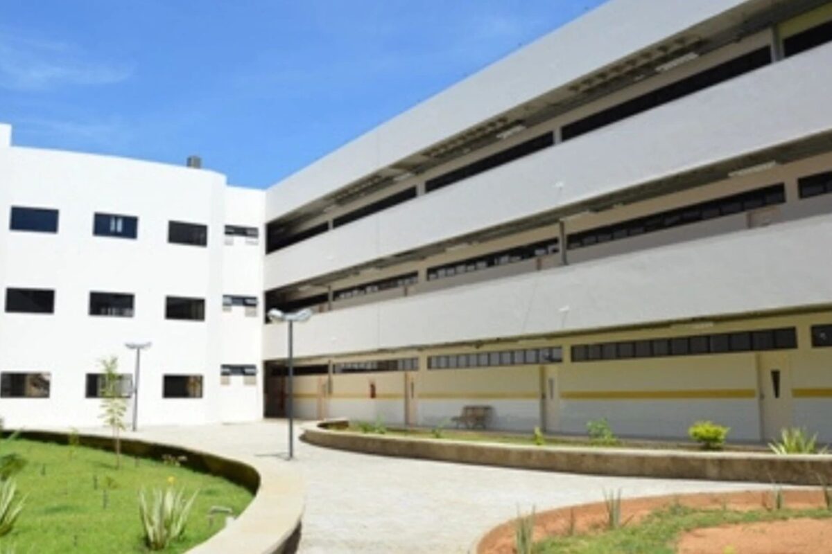 Mais de 100 estudantes relatam intoxicação após almoço em universidade