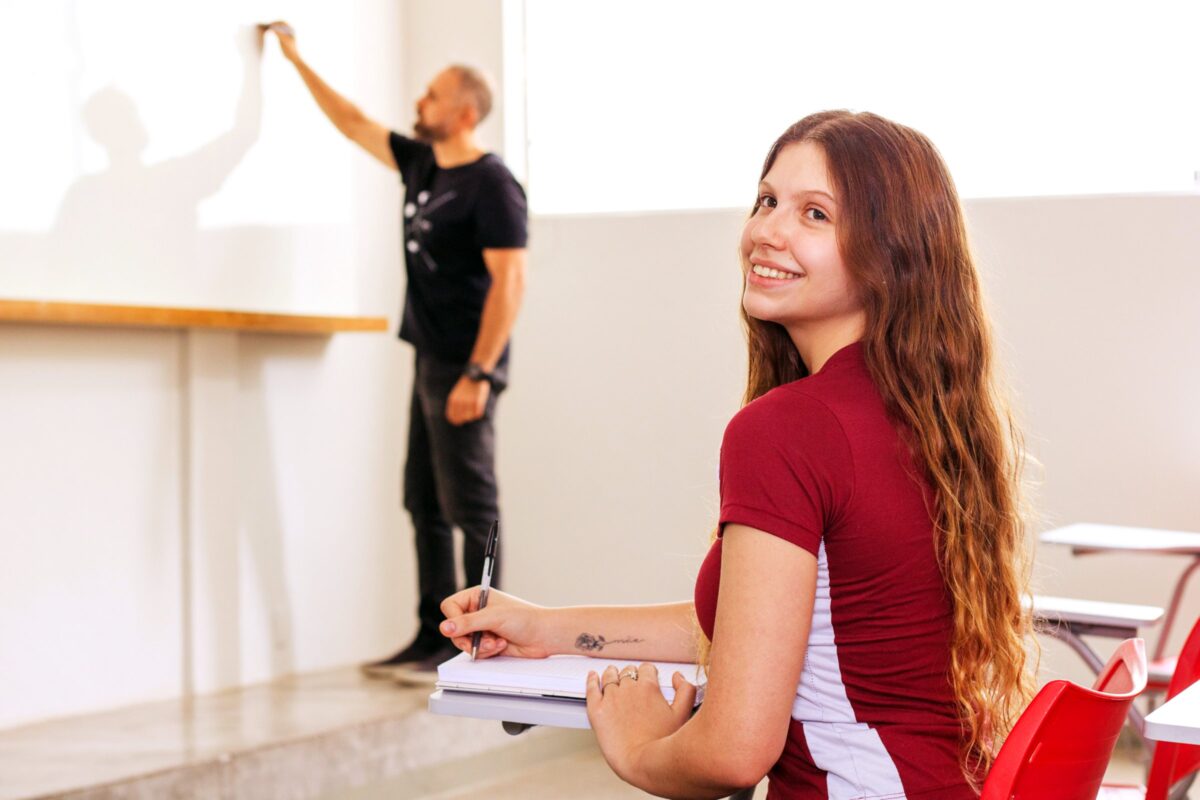 Enem Bombando: Descubra o Segredo do Colégio Olimpo para Tirar Nota Máxima na Redação!