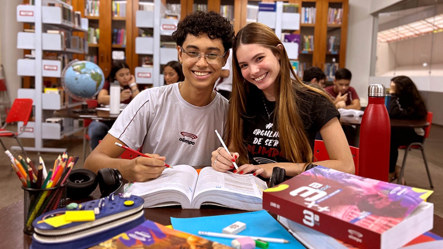 Fotografia colorida mostrando dois alunos em biblioteca-Metrópoles