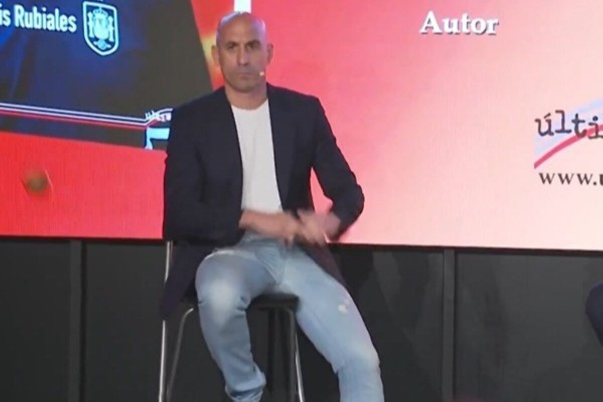 Condenado por assédio, Luis Rubiales é atingido por ovos em evento