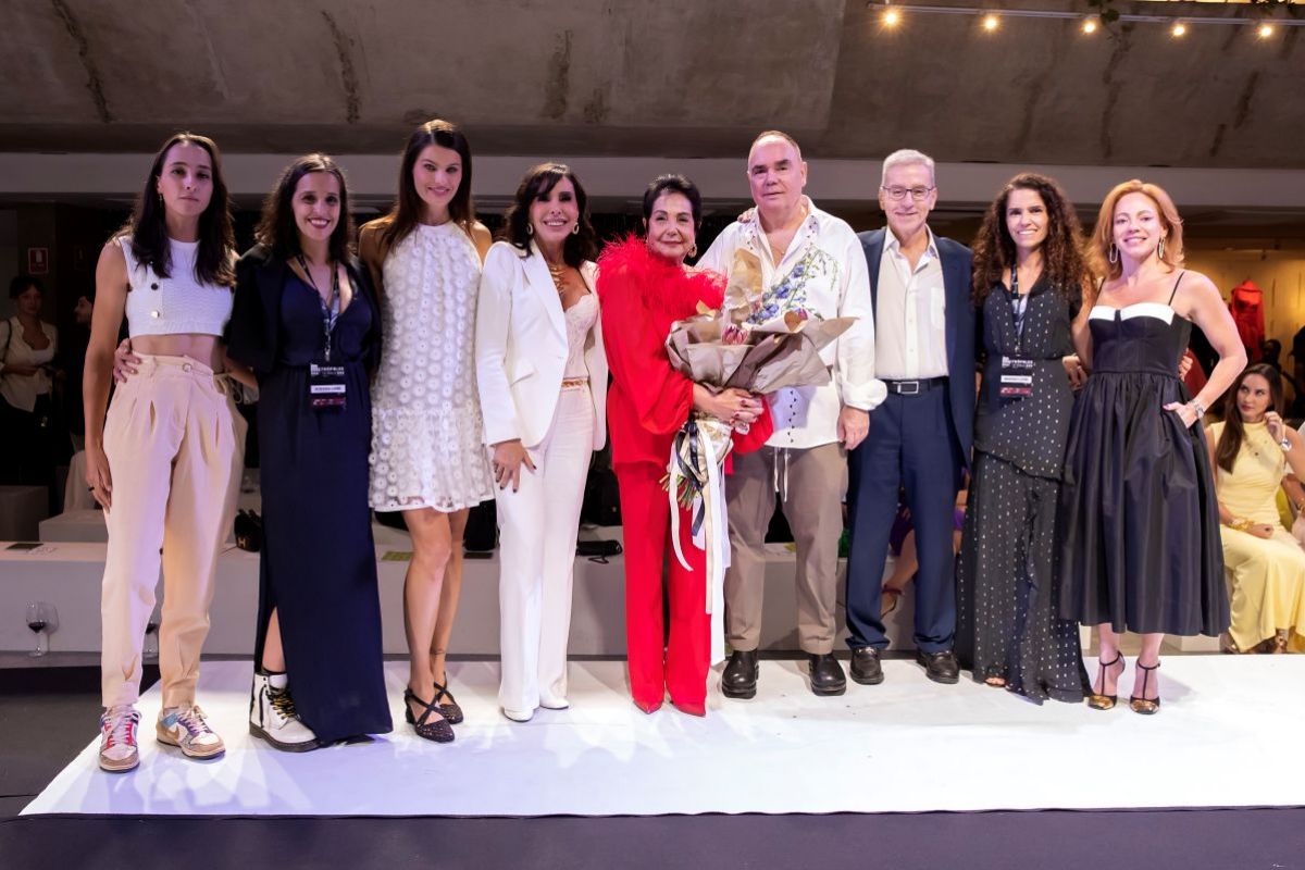 Luiza Estevão, Ilca Maria Estevão, Isabeli Fontana, Cleucy Estevão e Cleuza Ferreira, Reinaldo Lourenço, Luiz Estevão, Fernanda Estevão e Flávia Guth, no Metrópoles Catwalk - Metrópoles