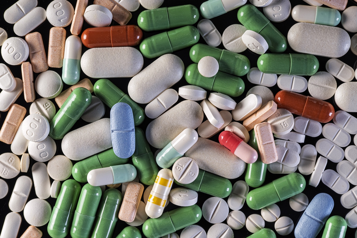 Foto colorida de vários comprimidos de remédios - Entenda os riscos do uso de diuréticos para emagrecer - Metrópoles