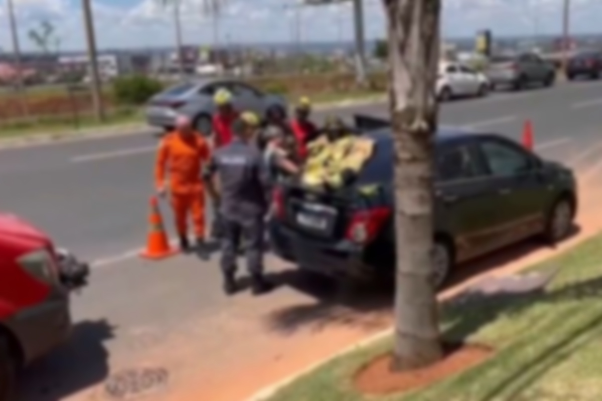 Veja resgate de bebê que ficou preso dentro de carro, em Águas Claras