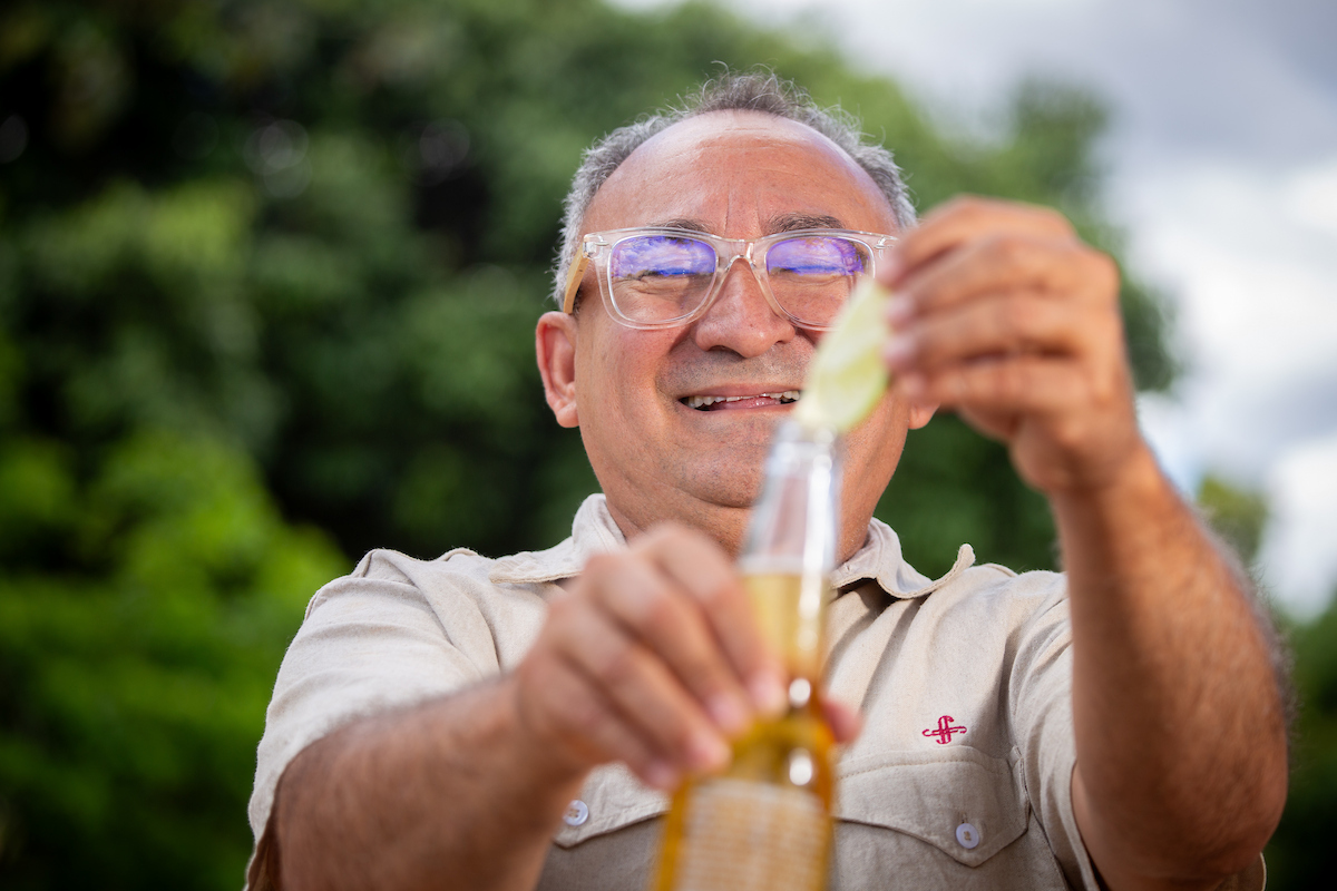 Professor 'Divo' do DF Viraliza e Conquista Milhões: Veja Como Ele Virou Ícone!