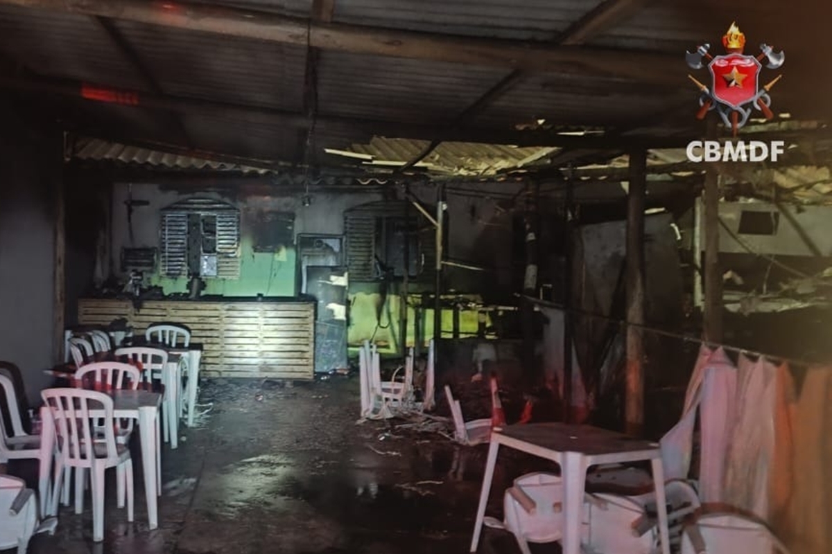 Incêndio destrói hamburgueria em São Sebastião. Veja imagens