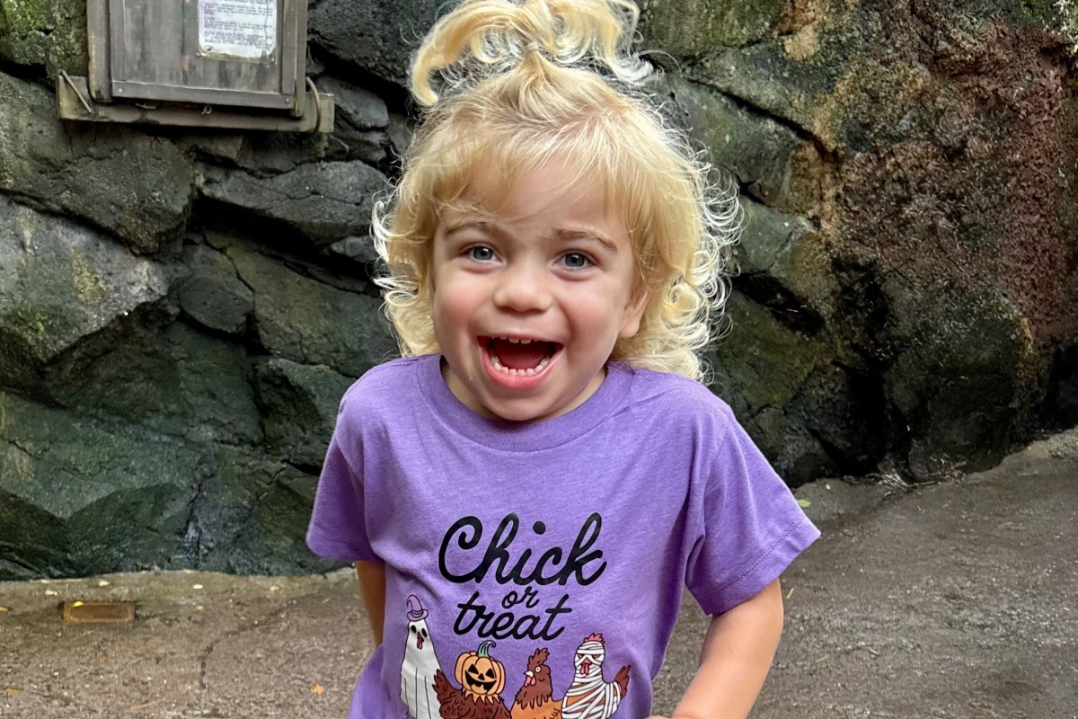 Sobrancelhas foram alerta para mãe de rara demência em bebê de 3 anos