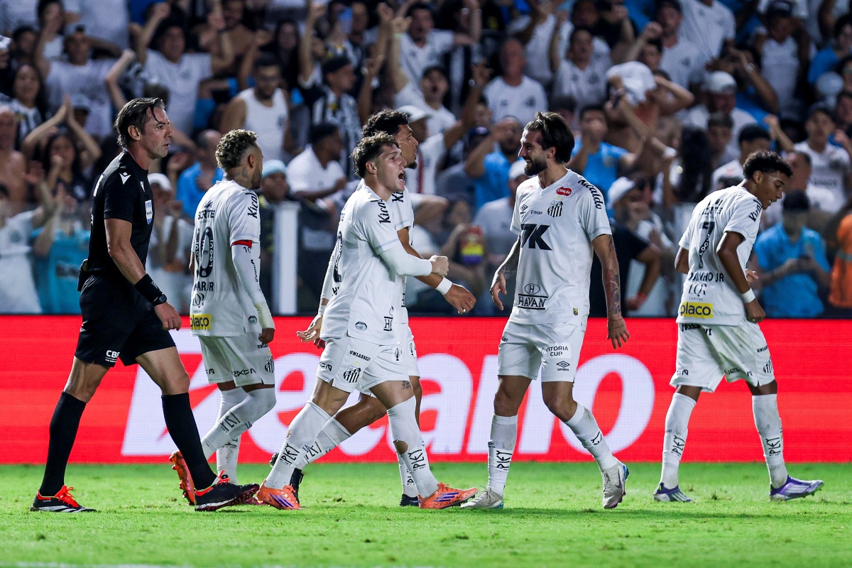 Santos marca no fim, vence o Palmeiras e sai da zona de rebaixamento