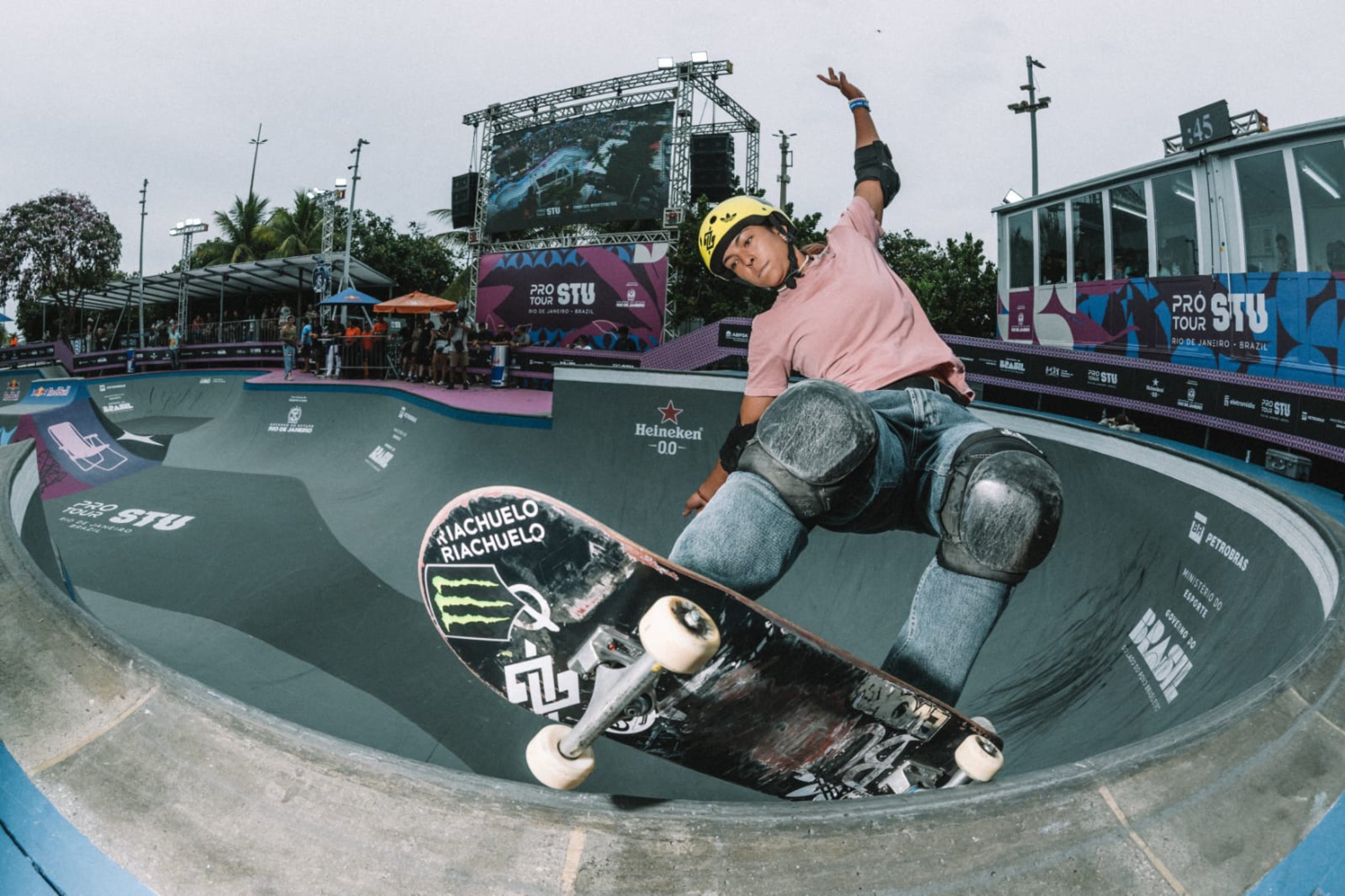 Fotografia colorida mostrando manobra de skatista em pista de prova-Metrópoles