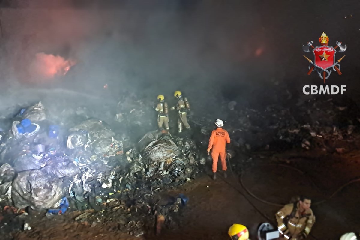 Bombeiros atuam há mais de 17 horas contra incêndio em depósito no DF