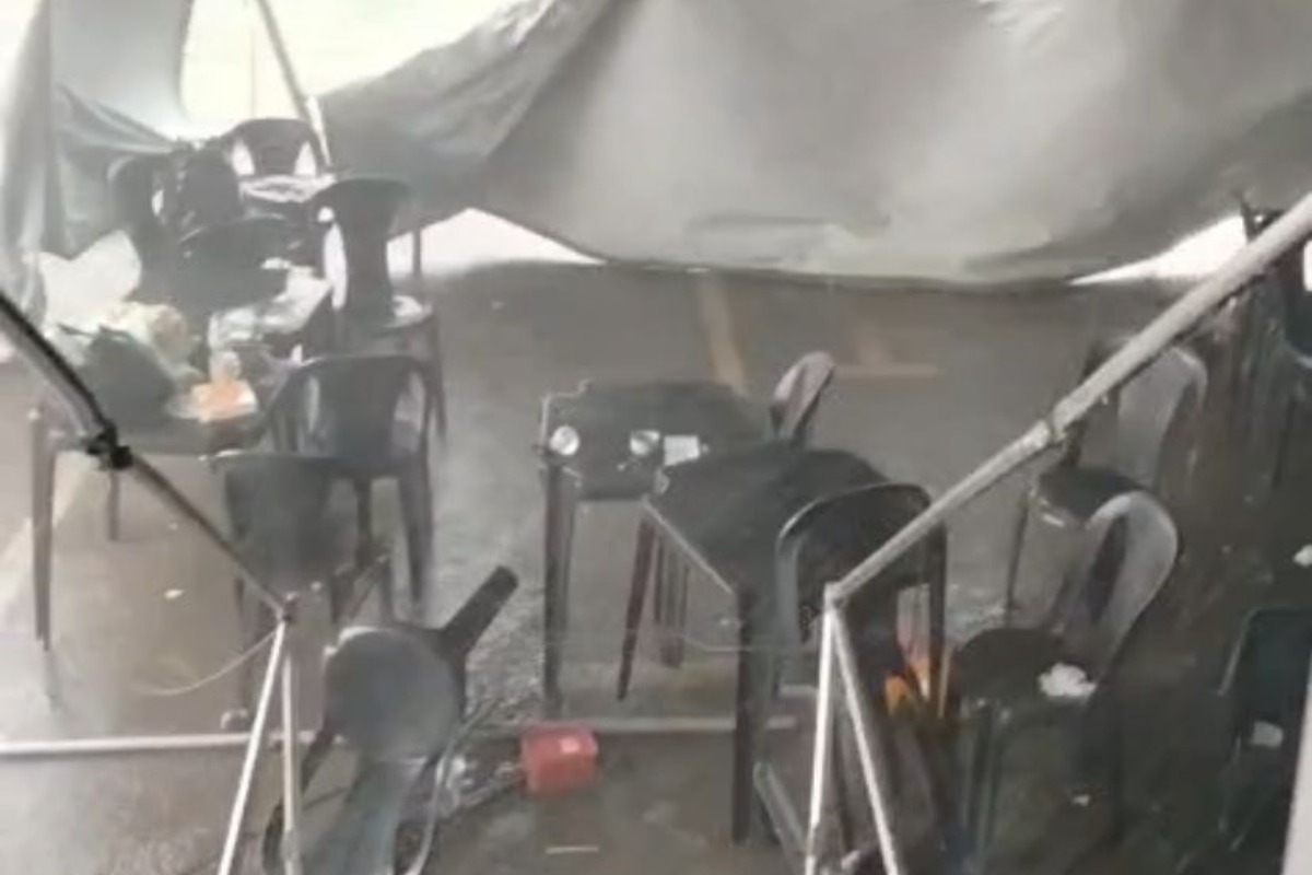 Temporal acaba com festa, alaga ruas e loja de automóveis no DF