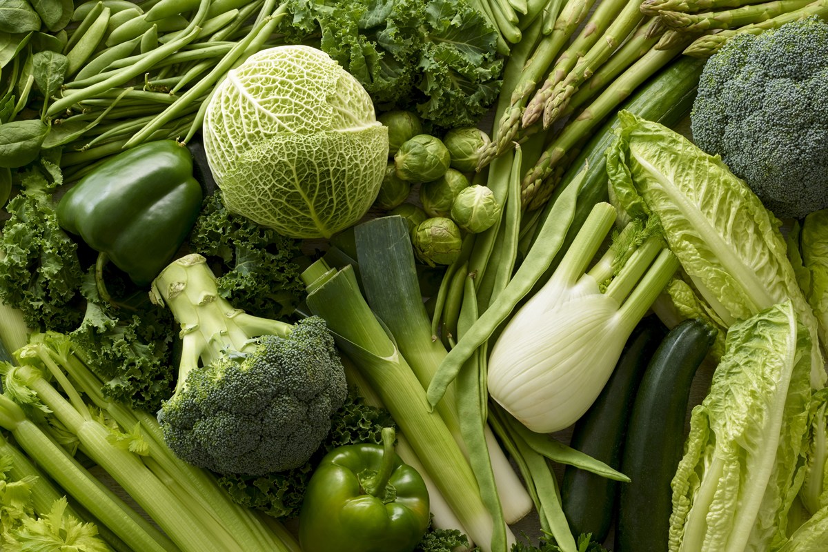 Foto colorida de vários vegetais - 5 melhores vegetais para a saúde do coração, segundo especialistas - Metrópoles
