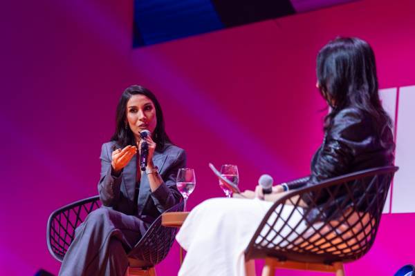 Fotografia colorida mostrando duas mulheres conversando em palco-Metrópoles