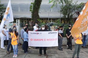 O candidato à prefeitura de São Paulo, Marcio França (PSB), conversa com profissionais da saúde em frente ao Hospital do Servidor Público Estadual